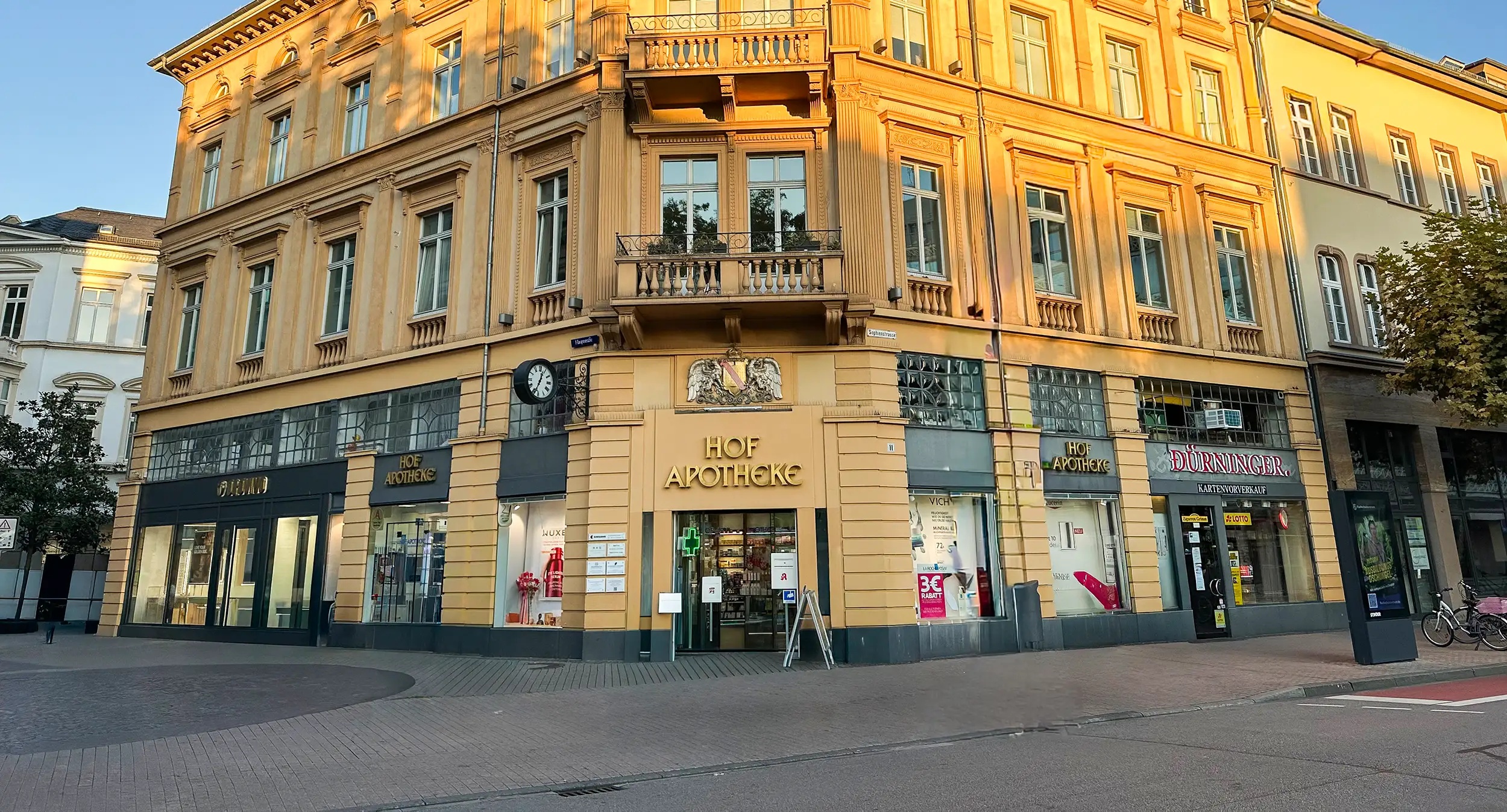Fassade der Hof Apotheke in der Sofienstraße 11 in Heidelberg im Abendlicht